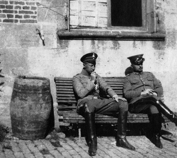 Kronprinz Wilhelm von Preußen (links) und Hauptmann Otto von Knobelsdorff in Autry, Frankreich, 1914