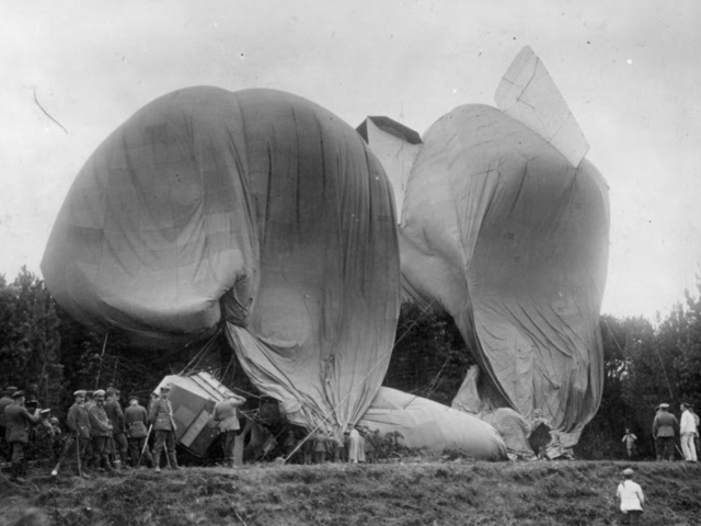 Das französische Luftschiff "Alsace" nach der erzwungenen Landung, 1915