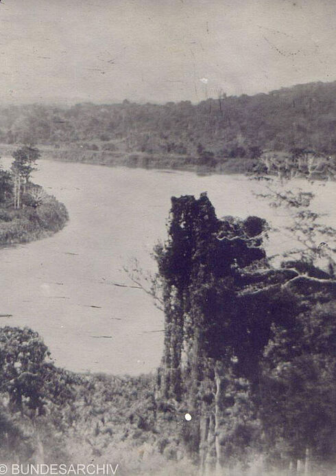 Schwarz-Weiß-Fotografie des Kaiserin-Augusta-Flusses