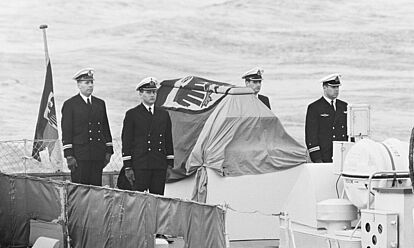 Vier Offiziere der Marine halten während der Überführung an Deck des Schnellboots „Kondor“ Ehrenwache am Sarg von Konrad Adenauer.