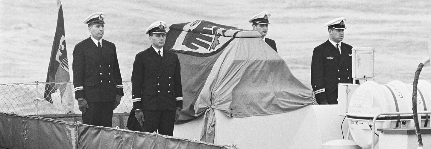Vier Offiziere der Marine halten während der Überführung an Deck des Schnellboots „Kondor“ Ehrenwache am Sarg von Konrad Adenauer.