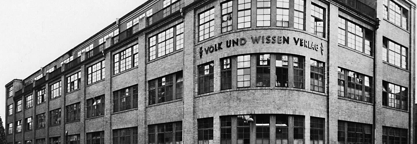 Gebäude des Volk und Wissen Verlages Schwarz-Weiß Fotografie des Gebäudes des Volk und Wissen Verlages