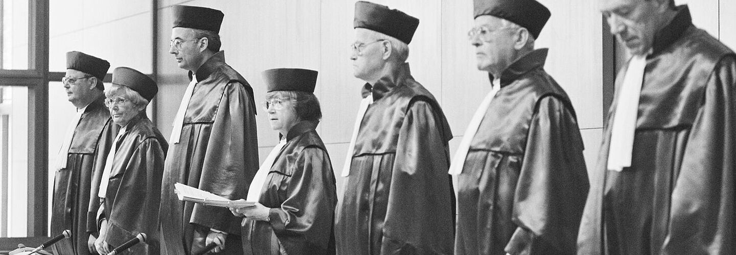 Die Richter des Zweiten Senats des Bundesverfassungsgerichts erklären in einer Urteilsverkündung die Entsendung deutscher Soldaten zu internationalen Militäreinsätzen für verfassungskonform (Bundesverfassungsrichter v. r.: Berthold Sommer, Konrad Kruis, Hans-Hugo Klein, Jutta Limbach (mit Unterlagen), Paul Kirchhof, Karin Graßhoff und Klaus Winter).