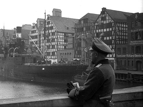 Deutscher Soldat an der Brüstung im Hafenbecken in Danzig