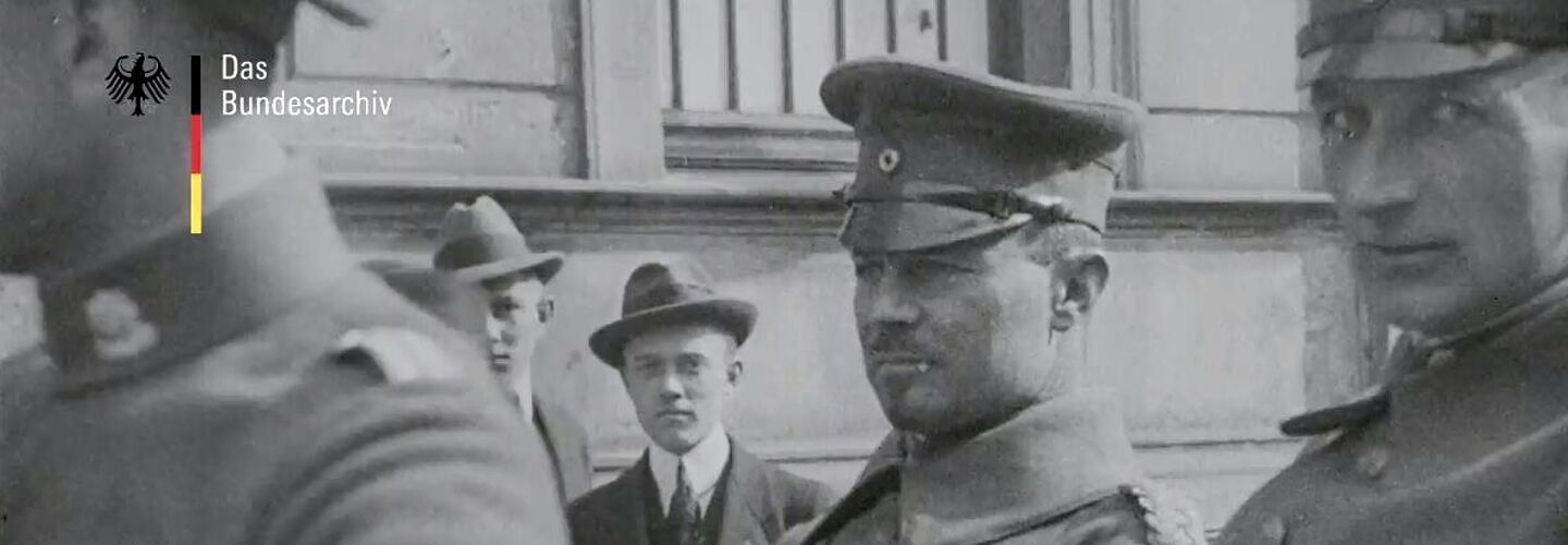 Filmstill 'Kapp-Putsch in Berlin', Korvettenkapitän Hermann Ehrhardt im offenen PKW