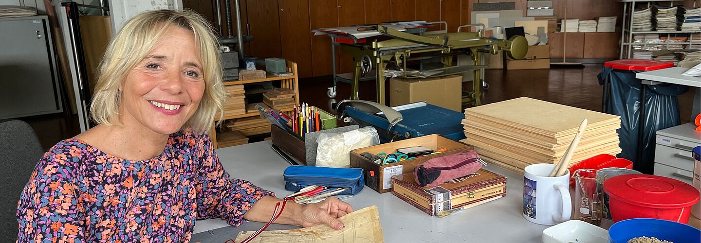 Andrea Zeitzem-Philipps an ihrem Arbeitsplatz