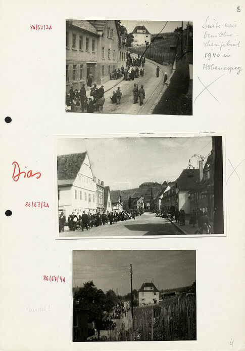 DIN-A4-Seite mit drei untereinander aufgeklebten und nummerierten Schwarz-Weiß-Fotos, auf denen Menschenschlangen und -gruppen auf Straßen zu sehen sind, rechts neben den Bildern befinden sich handschriftliche Vermerke und Markierungen