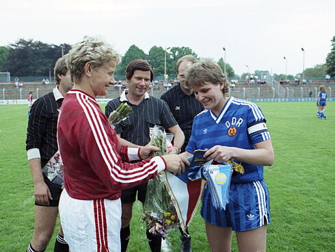 Erstes offizielles Länderspiel der DDR-Fußball-Nationalmannschaft der Frauen am 10. Mai 1990 in Potsdam gegen die ČSFR (0:3)