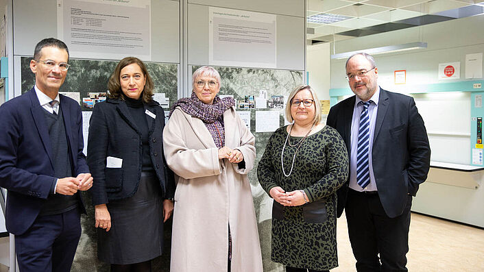 von links nach rechts: Dr. Robin Mishra, Birgit Salamon, Staatsministerin Claudia Roth, Vizepräsidentin des Bundesarchivs Alexandra Titze und Präsident des Bundesarchivs Dr. Michael Hollmann in der Ausstellung 'Einblick ins Geheime'