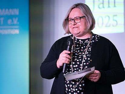 Podiumsdiskussion am 15. Januar 2025 Alexandra Titze, Vizepräsidentin des Bundesarchivs, hält das Grußwort vor der Podiumsdiskussion.