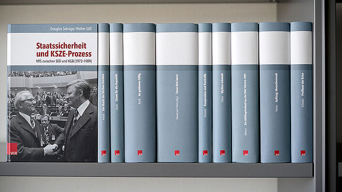 Bücher der Reihe 'Analysen und Dokumente' in einem Bücherregal