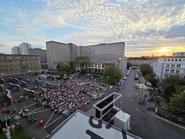 Das Foto zeigt den Campus von oben während der Vorführung von „Tamara“ beim Campus-Kino