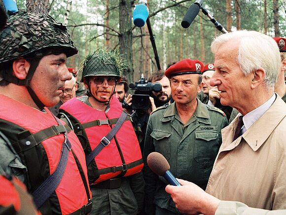 Bundespräsident Richard von Weizsäcker im Gespräch mit Rekruten aus den neuen Bundesländern. Im Hintergrund der Befehlshaber des Bundeswehrkommandos Ost, General Jörg Schönbohm, Potsdam 1991 Bundespräsident Richard von Weizsäcker spricht mit Rekruten aus den neuen Bundesländern. Im Hintergrund steht der Befehlshaber des Bundeswehrkommandos Ost, General Jörg Schönbohm.