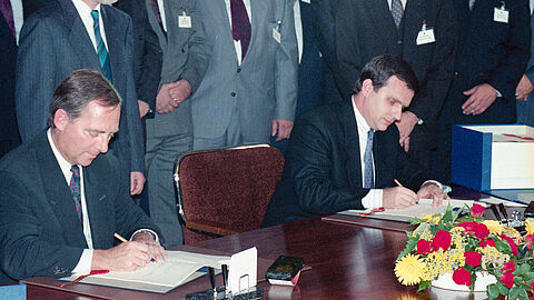 Bild von der Unterzeichnung des Einigungsvertrages durch DDR-Staatssekretär Günther Krause (r.) und Bundesinnenminister Wolfgang Schäuble (l.), Berlin, 31. August 1990 
