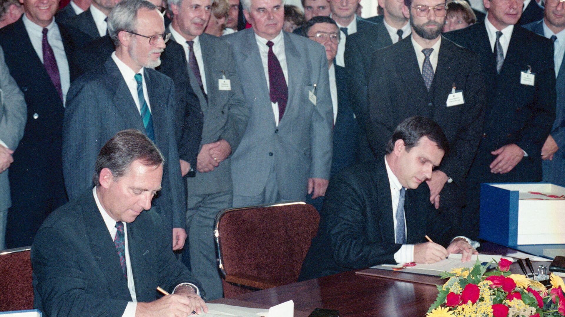Bild von der Unterzeichnung des Einigungsvertrages durch DDR-Staatssekretär Günther Krause (r.) und Bundesinnenminister Wolfgang Schäuble (l.), Berlin, 31. August 1990 