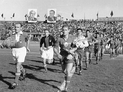 4. Einlauf der Nationalmannschaften von Rumänien und der DDR ins „Stadion 23. August“ in Bukarest am 26. Oktober 1952 (3:1 für Rumänien) 4. Einlauf der Nationalmannschaften von Rumänien und der DDR ins „Stadion 23. August“ in Bukarest am 26. Oktober 1952 (3:1 für Rumänien)