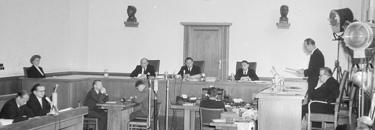 Prozess vor dem Obersten Gericht der DDR gegen sieben Agenten am 09.06.1955 Gerichtssaal, in dem erhöht die Richter und seitlich die Angeklagten sitzen