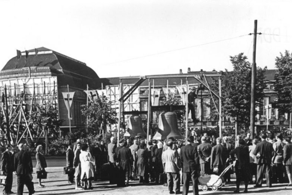 Aufbau von Kirchenglocken vor dem Leipziger Hauptbahnhof, 6. Juli 1954