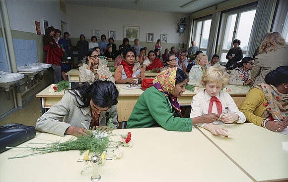 Indische Delegation des Weltfrauenkongresses bei der Besichtigung einer Polytechnischen Oberschule in der Kreisstadt Luckau.