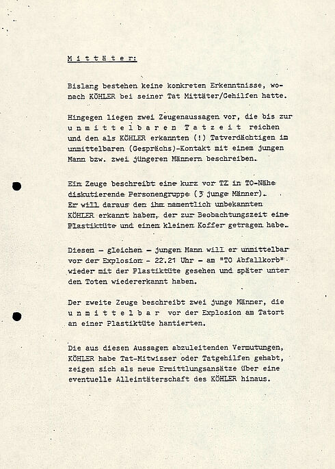 Das Dokument zeigt den Zwischenbericht der Sonderkommission zum Sprengstoffanschlag auf dem Oktoberfest 1980. Im Bericht werden die Tat, die Ermittlungen und die nächsten Schritte der Ermittlung und Öffentlichkeitsarbeit.