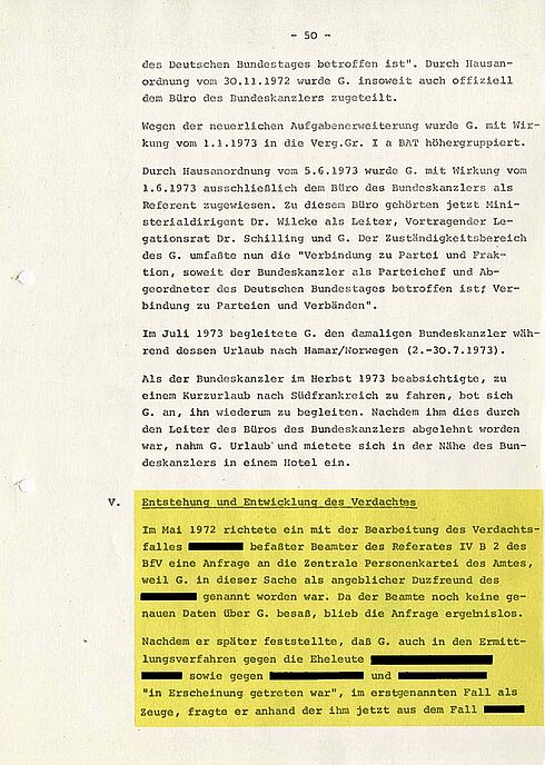 Dokument mit Maschinentext, einem nummerierten, gelb unterlegten Abschnitt und durch schwarze Balken anonymisierten Textstellen
