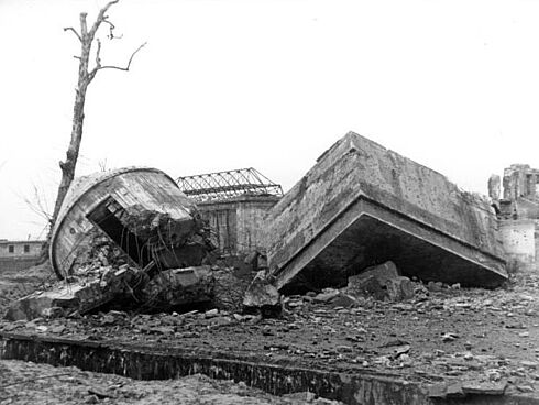 Gesprengter „Führerbunker“ im Garten der zerstörten Reichskanzlei, 1947