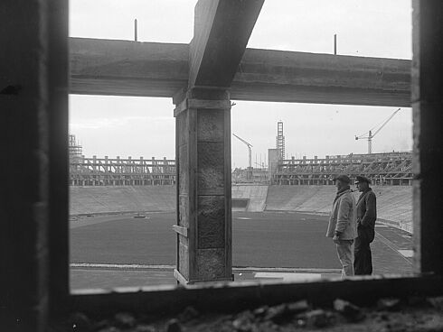Bauarbeiter bei der Betrachtung des Olympiastadions im Bau