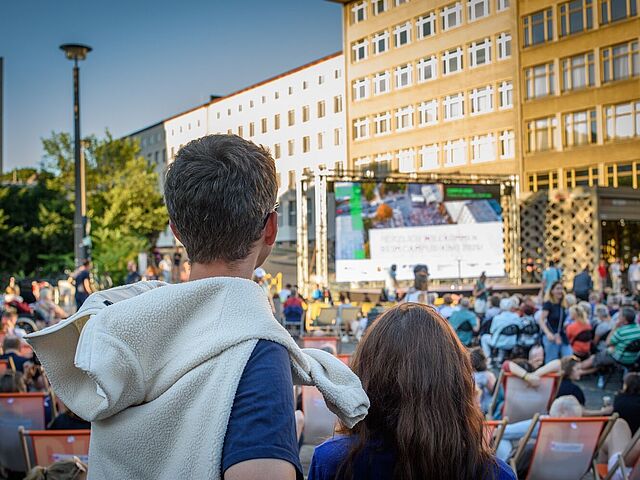 Publikum des Campus-Kinos beim Dokumentarfilm "Stasi FC"