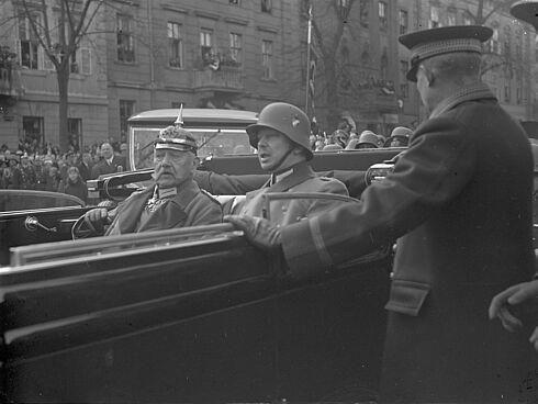 Ankunft des Reichspräsidenten Paul von Hindenburg und seines Sohnes, des Obristen Oskar von Hindenburg