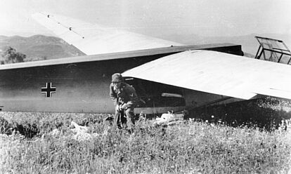 Fallschirmjäger beim Verlassen eines gelandeten Flugzeugs (Lastensegler DFS 230)