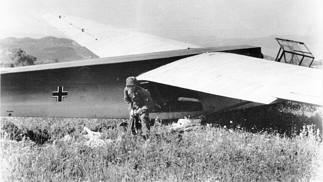 Fallschirmjäger beim Verlassen eines gelandeten Flugzeugs (Lastensegler DFS 230)