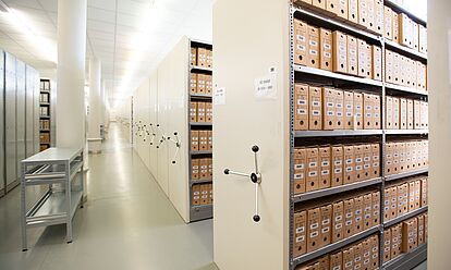Regale mit Stasi-Akten aus dem Magazinraum des Stasi-Unterlagen-Archivs Dresden