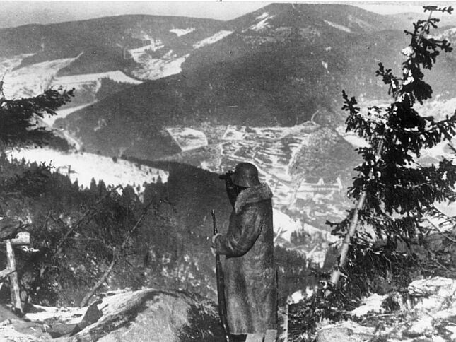 Bild von deutschem Soldaten auf dem Posten auf dem Hartmannswillerkopf ("Vieil Armand"), ca. 1916/1918, Frankreich (Südvogesen)