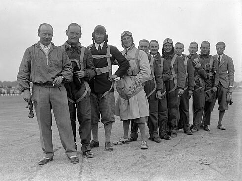 Schwarz-Weiß-Fotografie von Ernst Udet seiner Kunstflugstaffel