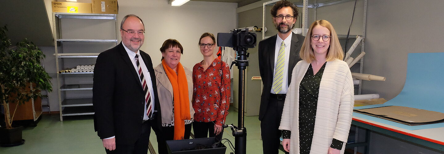 Froh über die neuen Möglichkeiten der Digitalisierung von Großformaten: Dr. Michael Hollmann, Petra Weidenhaus, Anita Jost, Dr. Thomas Menzel, Katharina Bors (v.l.n.r.)