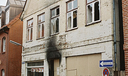 Möllner Bürger vor dem ausgebrannten Wohnhaus, in dem bei einem Brandanschlag durch rechtsextremistische Täter drei Türkinnen ums Leben kamen
