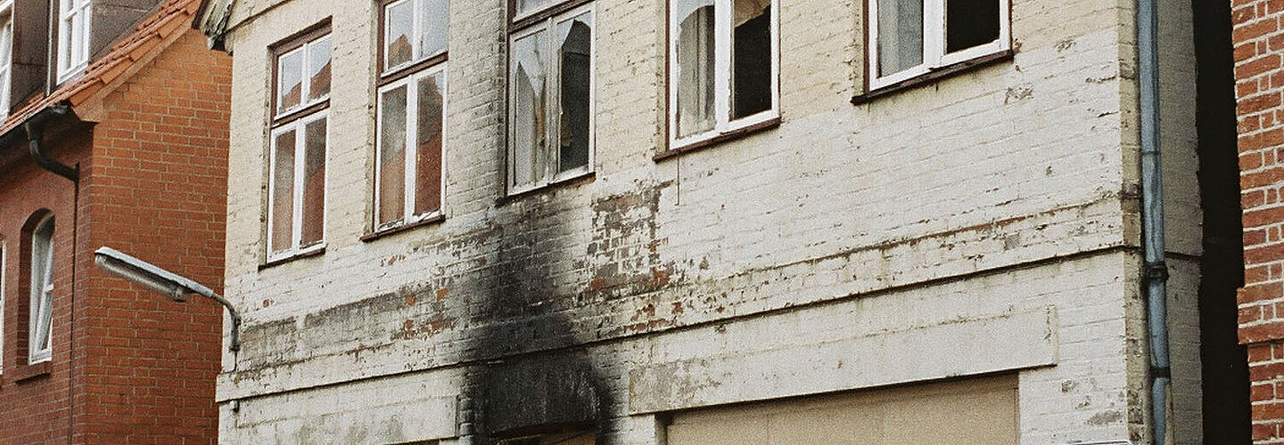 Möllner Bürger vor dem ausgebrannten Wohnhaus, in dem bei einem Brandanschlag durch rechtsextremistische Täter drei Türkinnen ums Leben kamen