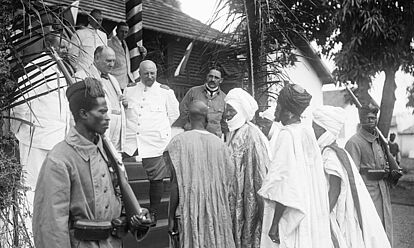 Wilhelm Solf, Staatssekretär des Reichskolonialamts, und Karl Ebermaier, Gouverneur von Kamerun, sowie Vertreter der Haussa-Bevölkerung von Jaunde, 1913