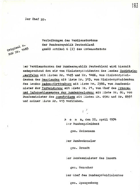 Maschinengeschriebenes Dokument mit unterstrichenen Wörtern und Passagen