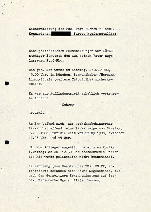 Das Dokument zeigt den Zwischenbericht der Sonderkommission zum Sprengstoffanschlag auf dem Oktoberfest 1980. Im Bericht werden die Tat, die Ermittlungen und die nächsten Schritte der Ermittlung und Öffentlichkeitsarbeit.