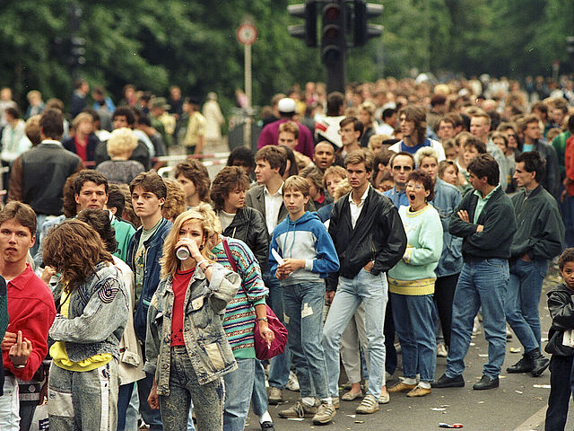 Warteschlangen Jugendlicher vor dem Konzert von Michael Jackson vor dem Reichstag am 19. Juni 1988
