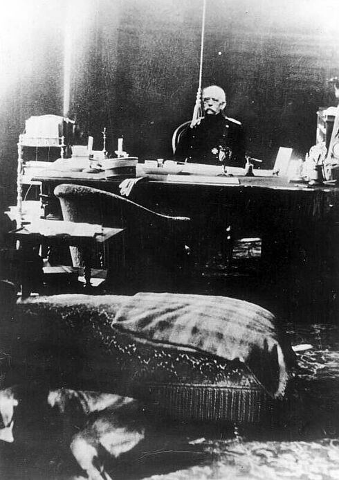 Reichskanzler Otto von Bismarck im Reichskanzlerpalais, 1889