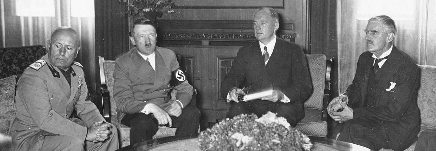Münchener Konferenz am 29.9.1938. vlnr: Benito Mussolini, Adolf Hitler, Dolmetscher Dr. Paul Otto Schmidt, Neville Chamberlain