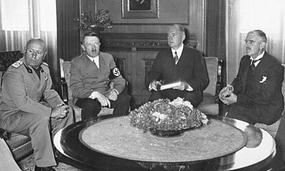 Münchener Konferenz am 29.9.1938. vlnr: Benito Mussolini, Adolf Hitler, Dolmetscher Dr. Paul Otto Schmidt, Neville Chamberlain