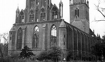 Das Schwarz-Wei-Bild zeigt die zerstörte Marienkirche in neubrandenburg im Jahr 1952.