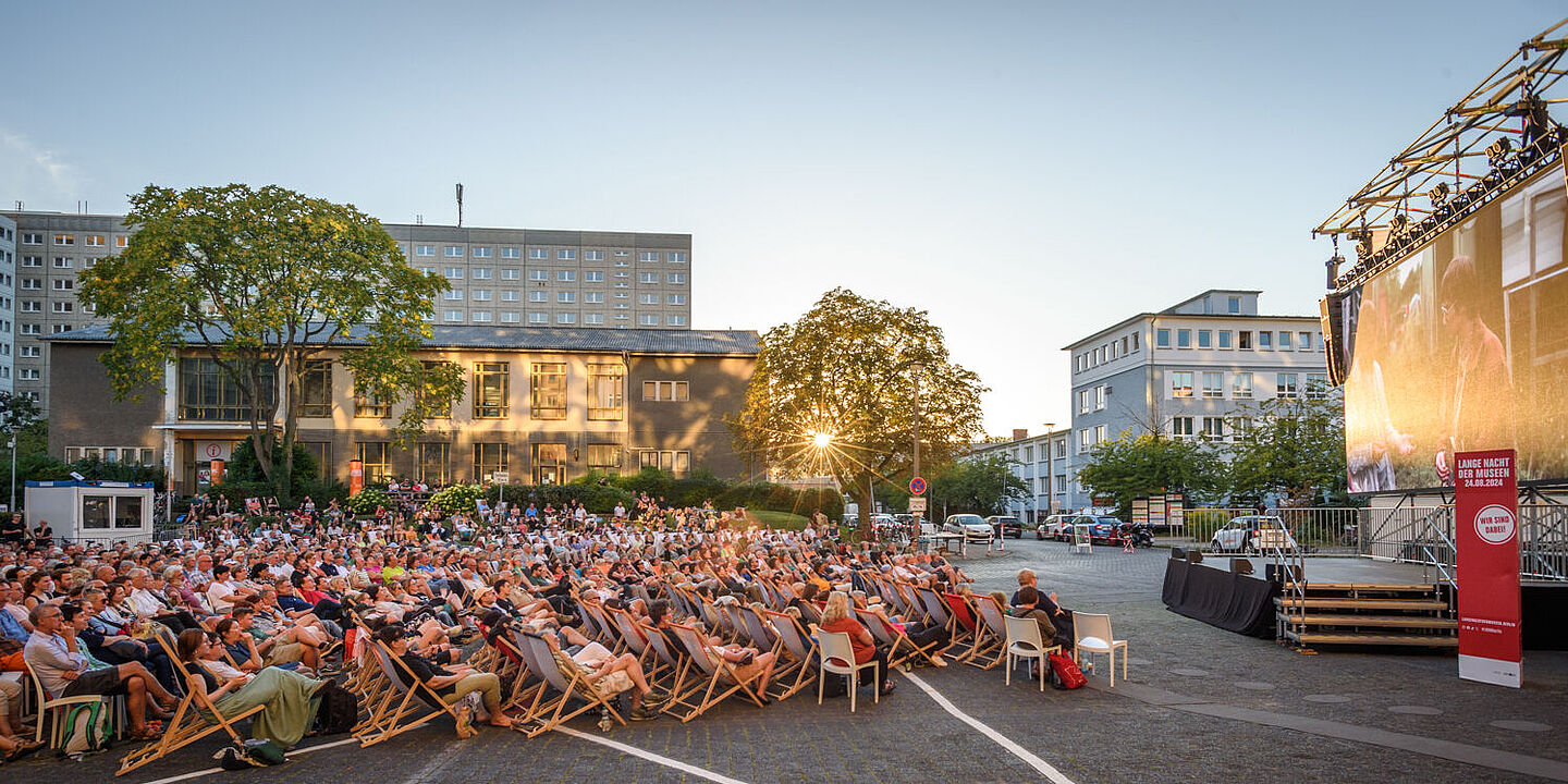 Publikum und Leinwand während des Campus-Kinos 2024, Quelle:
            Bundesarchiv / Stange