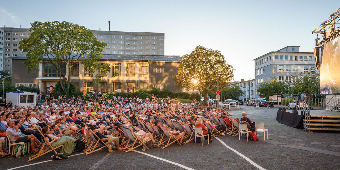 Campus-Kino 2024 Publikum und Leinwand während des Campus-Kinos 2024, Quelle:
Bundesarchiv / Stange