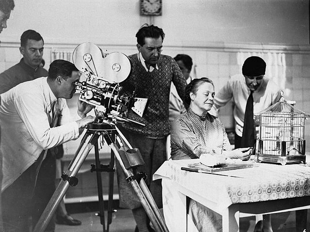 Dreharbeiten zum Film „Frau im Mond“ von 1929, von links nach rechts: Kameramann Otto Kanturek, Regisseur Fritz Lang, Schauspielerin Margarete Kupfer, Drehbuchautorin Thea von Harbou