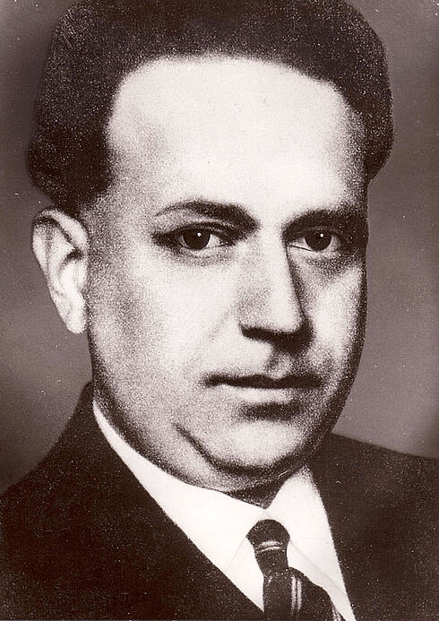 Schwarz-Weiß-Porträtaufnahme von Kurt Tucholsky in Anzug und Krawatte