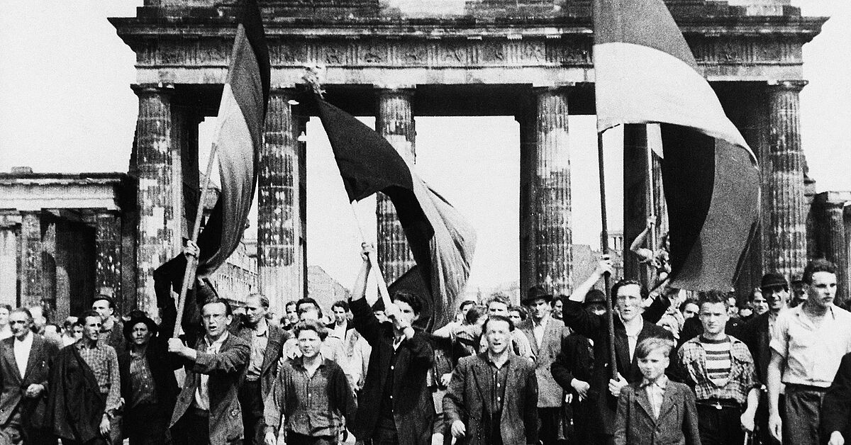 Warum ist der 3. Oktober der Tag der Deutschen Einheit – und nicht der 9. November? 3 csm Bundesregierung B 145 Bild 00203065 Demonstranten Fahne Brandenburger Tor 1953 d191ec026e